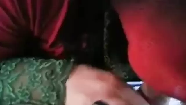 Türk kız, Babil'de arkadaşının aletini tadıyor.