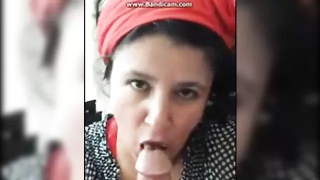 Olgun kadın, Türk komşusuna ağızla zevk veriyor.