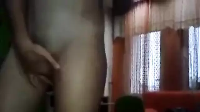 Çıplak Türk kadın, karısının aletine binip üstünde deli gibi gidiyor.