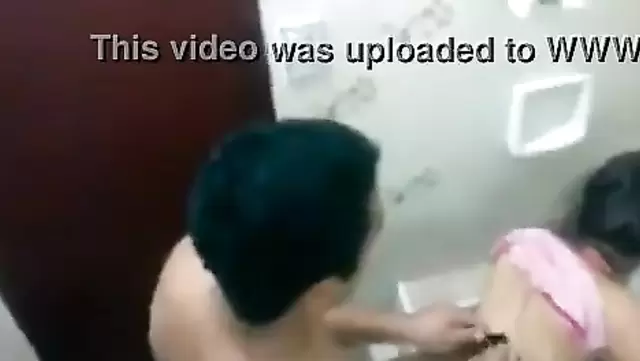 Türk bir adam, incecik bir kızla tuvalette sikişiyor.