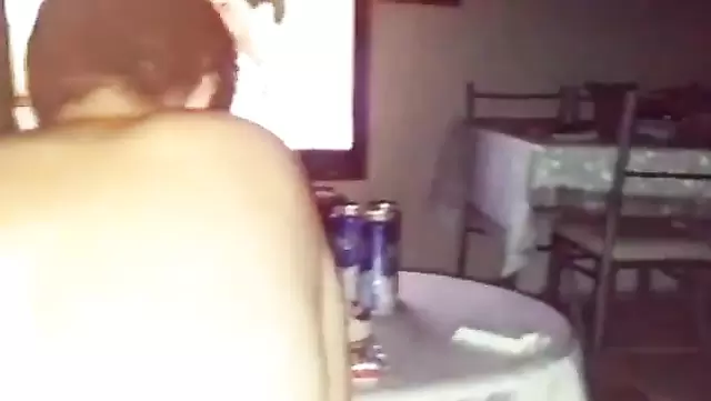 Kıvrımlı Türk hatun, kocasının arkadaşıyla sikişiyor.
