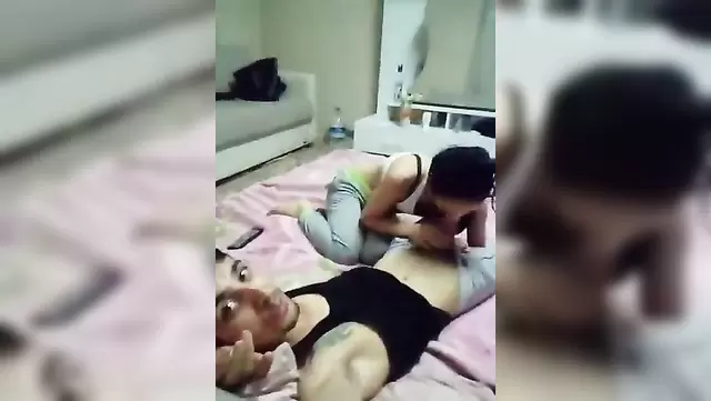 Güzel bir kız, bir Türk'e ağızla zevk veriyor.
