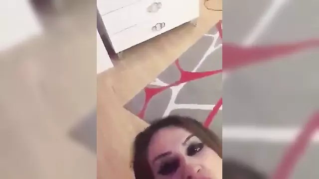 Sadık olmayan orospu, Türk iş arkadaşına ağızla zevk veriyor.
